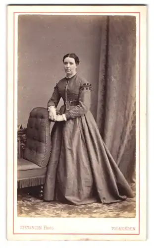 Fotografie W. Stevenson, Todmorden, The Crescent, Dame mittleren Alters im schlichten Kleid mit hochwertigem Halsschmuck