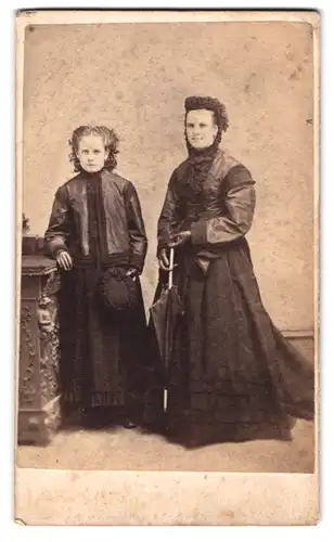 Fotografie Rawlinson, Darwen, Schwesternpaar mit Korkenzieherlocken in edlen Gewändern