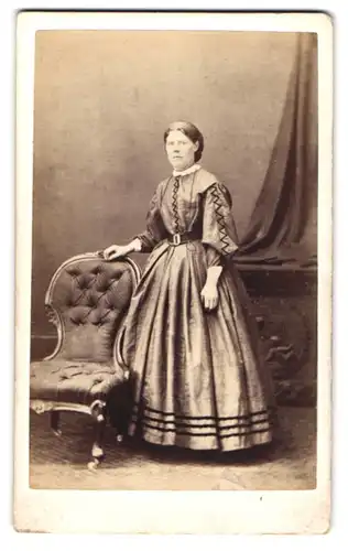 Fotografie R. Wingfield, Worcester, 33. Sidbury, Frau mitteren Alters im schlichten Kleid mit Gürtel in der Taille