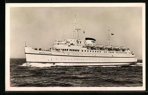 AK Bundesbahn-Hochsee-Fährschiff Deutschland auf hoher See, Passagierschiff