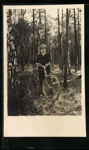 Foto-AK Junger Mann mit seinem Fahrrad im Wald