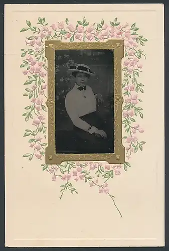 Foto-Collage-AK Elegante Dame mit Hut im Blumenrahmen