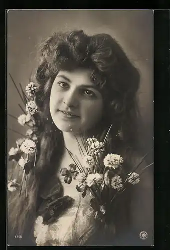 Foto-AK NPG Nr. 1260: Fräulein mit Blumen und langem Haar