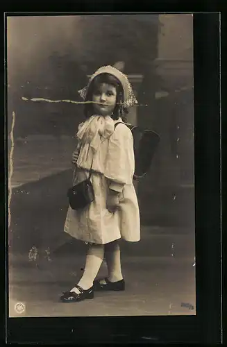 Foto-AK NPG Nr. 885 /3: Mädchen mit Schulranzen