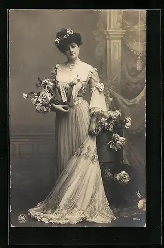 Foto-AK NPG Nr. 600 /5: Dame mit Blumen im festlichen Gewand