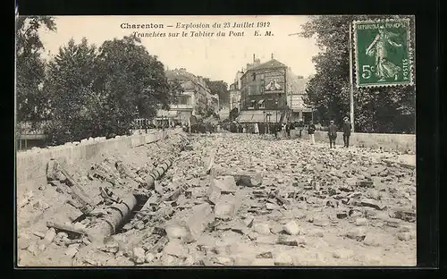 AK Charenton, Explosion 1912, Tranchees sur le Tablier du pont