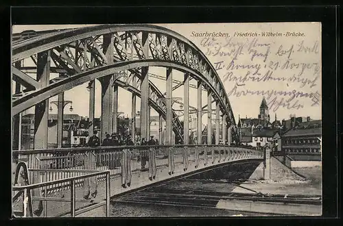 AK Saarbrücken, Passanten auf der Friedrich-Wilhelm-Brücke