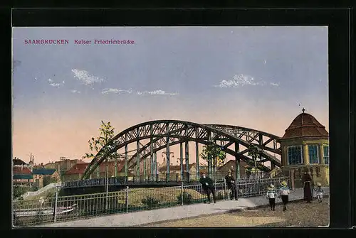 AK Saarbrücken, Passanten auf der Kaiser Friedrichbrücke