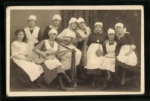 Foto-AK Dienstmädchen mit Saiteninstrumenten, Erinnerungsfoto