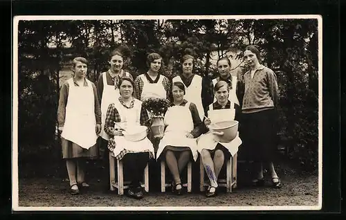 Foto-AK Dienstmädchen auf einem Erinnerungsfoto 1929
