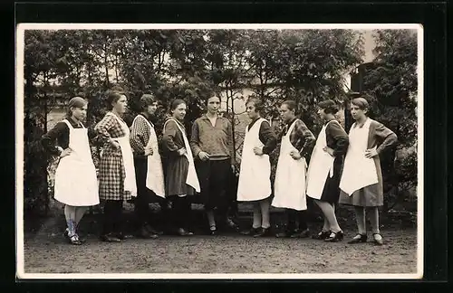 Foto-AK Dienstmädchen auf Erinnerungsfoto, Oma Dambach ganz links