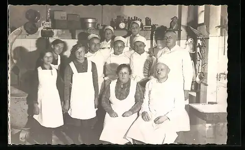 Foto-AK Bäcker mit seinen Mitarbeitern