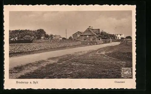 AK Braderup /Sylt, Haus mit Reetdach an Chaussee