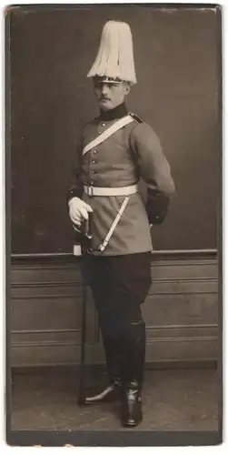 Fotografie unbekannter Fotograf und Ort, Soldat Einjährig Freiwilliger in Uniform mit Pickelhaube & Paradebusch