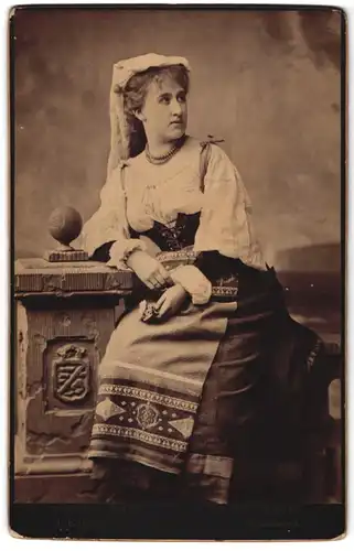 Fotografie Gottheil & Sohn, Königsberg i. Pr., Münzstr. 6, Dame aus Ostpreussen in Tracht mit Halskette - Schmuck