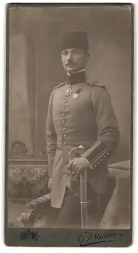 Fotografie A. P. Mattas, Chrudim, Husova Tr. 361, Osmane-Türke Türkischer Soldat in Uniform mit Halsorden & Säbel