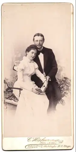Fotografie Höpfner Nachfl. Fritz Möller, Halle / Saale, Poststr. 19, junges Paar festlich gekleidet