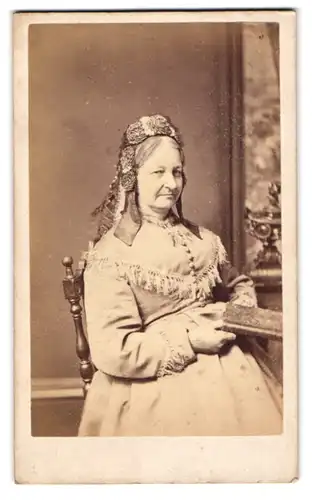 Fotografie W. Walls, Brighton, II. Kensington Place, Gestandene Frau mit Blumengesteck im Haar im edlen Kleid m. Fransen