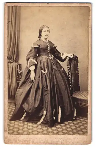 Fotografie W. Cox, Northampton, 13. Bridge Street, Junge Dame im hochwertigen Biedermeierkleid mit dicker Brosche