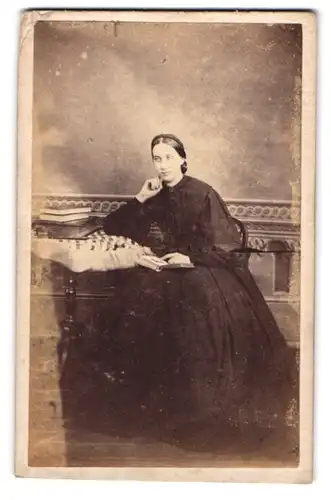 Fotografie J. T. Flatters, Bourne, Junge Dame mit Haarreif im dunklen Biedermeierkleid ein Buch lesend