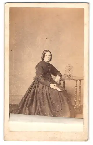 Fotografie E. Flukes, Bath, 41. Milson Street, Dame mit Korkenzieherlocken in einem imposanten Reifrockkleid