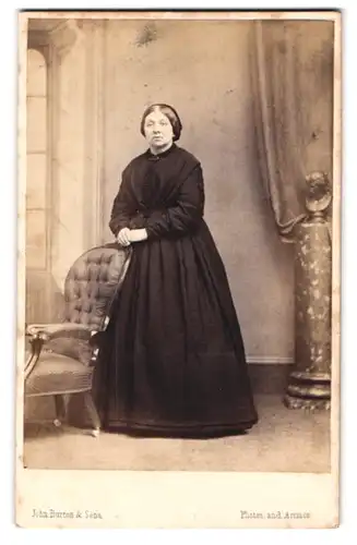 Fotografie John Burton & Sons, Birmingham, Frau mit Haarnetz im eleganten, schwarzen Biedermeierkleid
