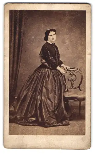 Fotografie R. P. Aspinal, Southport, Lord Street, Frau mit Kopfschmuck und langer Perlenhalskette im dunklen Kleid