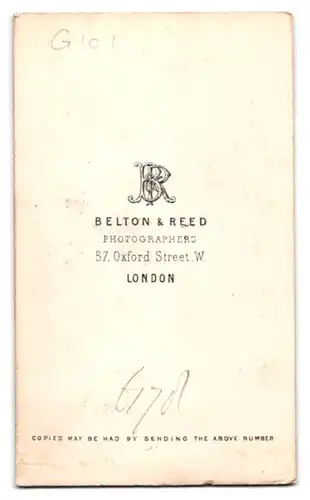 Fotografie Belto & Reed, London, 57. Oxford Street, Heranwachsende Schönheit m. Hochsteckfrisur im samtenen Rüschenkleid