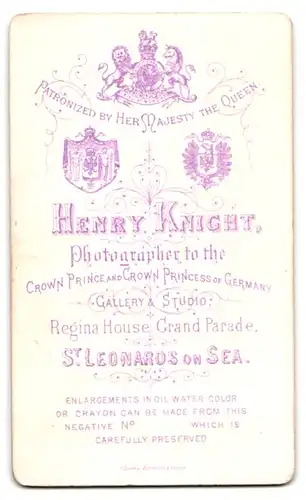 Fotografie Henry Knight, St. Leonards on Sea, Grande Parade, Dame mit Blumenschmuck im Haar im Biedermeierkleid