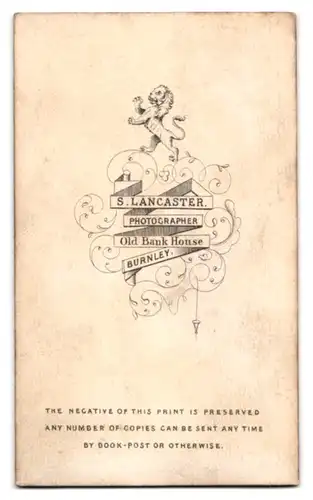Fotografie S. Lancaster, Burnley, Old Bank House, Junge Frau im teuren Biedermeierkleid mit Brosche am Kragen