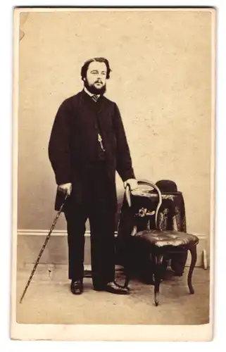 Fotografie W. Nichols, Cambridge, St. Mary`s Passage, Junger Herr mit Vollbart im dunklen Anzug mit Gehstock