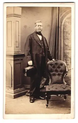 Fotografie R. Wingfield, Worcester, 33. Sidbury, Gestandener Herr im adretten Kostüm mit Zylinder in der Hand
