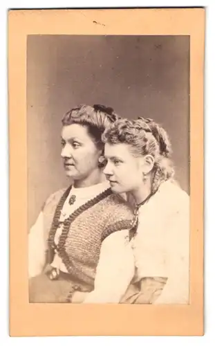 Fotografie H. Cost & C. Oldenburg, Berlin, Waldemarstr. 25, Mutter & Tochter im Profil abgelichtet