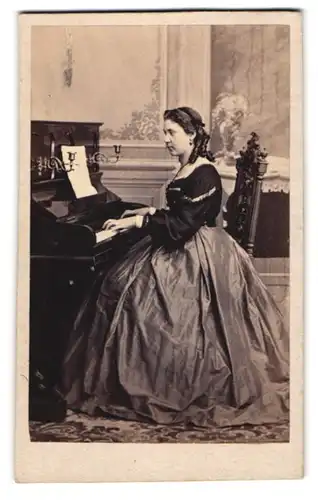 Fotografie unbekannter Fotograf und Ort, Pianistin im Biedermeierkleid spielt Klavier - Piano