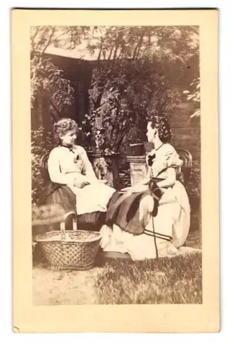 Fotografie H. Kost & C. Oldenburg, Berlin, Waldemarstr. 25, junge Damen verrichten Hausarbeit im Garten