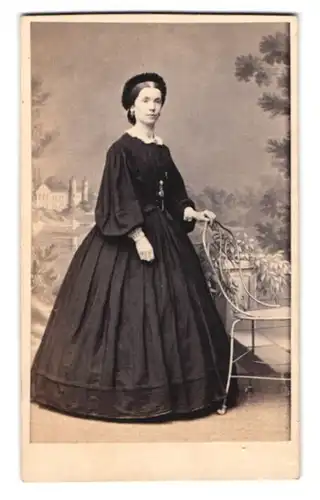 Fotografie Albert Grundner, Berlin, Leipziger Strasse 50, Edeldame im weiten Kleid vor Studiokulisse abgelichtet