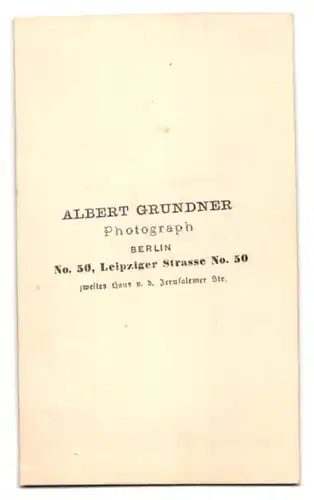 Fotografie Albert Grundner, Berlin, Leipziger Strasse 50, Edeldame im weiten Kleid vor Studiokulisse abgelichtet