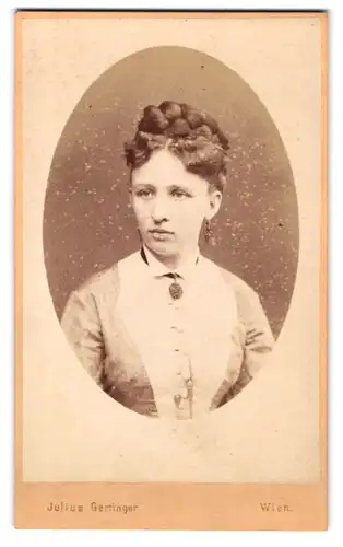 Fotografie Julius Gertinger, Wien, junge Frau im Biedermeierkleid mit hochgestecktem geflochtenem Zopf