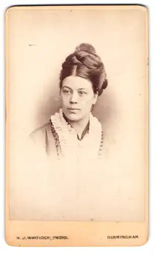 Fotografie H. J. Whitlock, Birmingham, Portrait junge Engländerin mit hochgebundenen Haaren