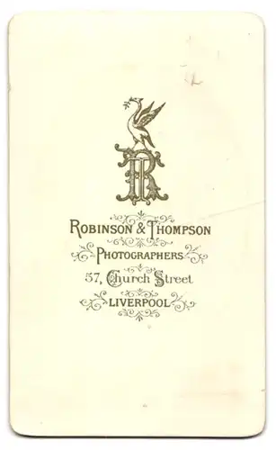 Fotografie Robinson & Thompson, Liverpool, ältere Engländerin mit hochgebundenen geflochtenen Haaren