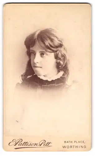 Fotografie E. Pattison Pett, Worthing, Portrait junges Mädchen im Kleid mit Rüschenkragen und offenem Haar