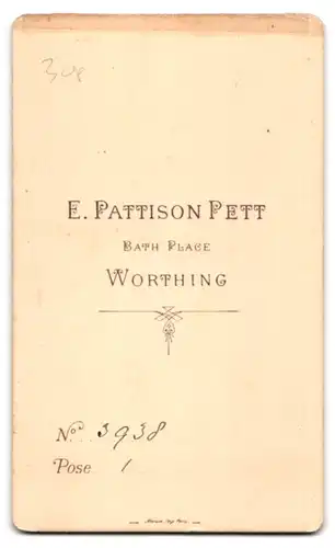 Fotografie E. Pattison Pett, Worthing, Portrait junges Mädchen im Kleid mit Rüschenkragen und offenem Haar