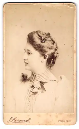 Fotografie J. Kennerell, Wisbech, Portrait junge Dame im hoch geschlossenen Kleid mit hochgesteckten Haaren