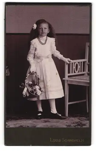 Fotografie Louis Schindhelm, Ebersbach i. S., Portrait Mädchen im Sonntagskleid mit offenen lockigen Haaren
