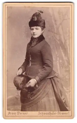 Fotografie Franz Werner, München, Portrait junge Dame im Biedermeier Winterkleid mit Muff und Pelzmütze