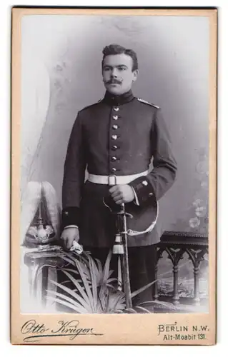 Fotografie Otto Krüger, Berlin, Portrait Soldat in Gardeuniform mit Pickelhaube Rosshaarbusch, Säbel