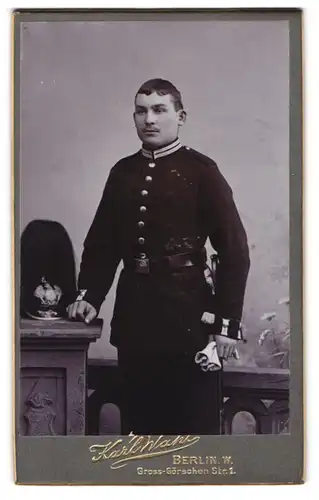 Fotografie Karl Wahl, Berlin, Portrait junger Soldat in Gardeuniform mit Pickehaube Rosshaarbusch und Bajonett