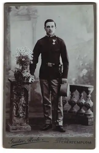 Fotografie Gustav Aberle, Fehertemplom, junger K.u.K. Soldat in Musiker Uniform mit Säbel und Orden an der Brust
