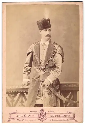 Fotografie J. Löwy, Wien, polnischer Diplomat in Uniform mit Kolpak und Krummsäbel