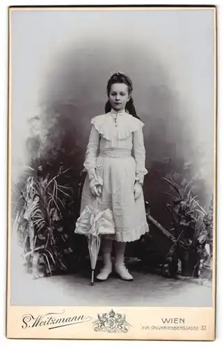 Fotografie S. Weitzmann, Wien, Portrait Mädchen Pauline Haider im weissen Kleid mit Sonneschirm, Korkenzieherlocken